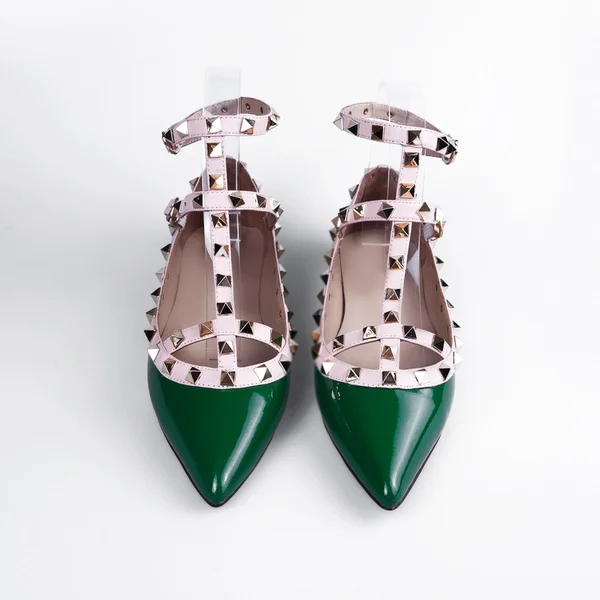 Zapatos verdes femeninos sobre blanco —  Fotos de Stock