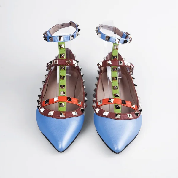 Beyaz arka planda kadın ayakkabıları