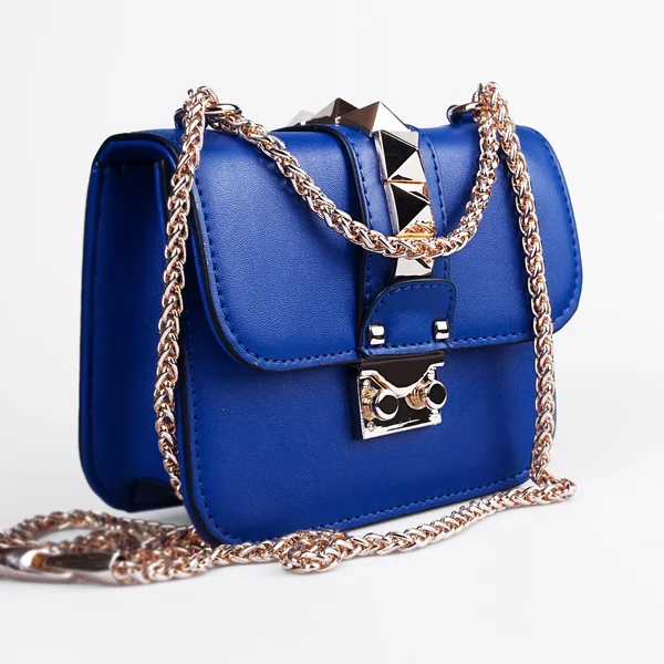 Blaue Damentasche auf weißem Hintergrund — Stockfoto