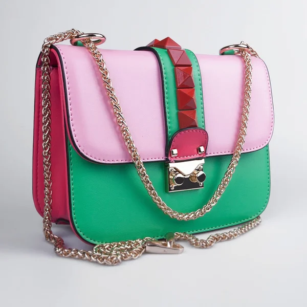 Beyaz bir arka plan üzerinde parlak yaz bayan çanta