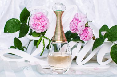 Şık parfüm ve pembe çiçekler