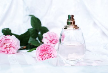 parfüm ve taze çiçek