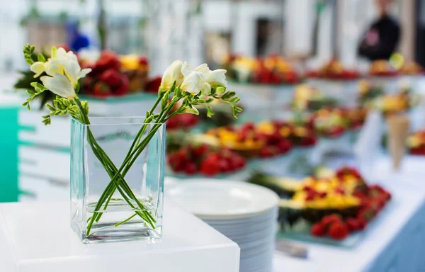 Snacks bij het buffet op de huwelijksdag — Stockfoto