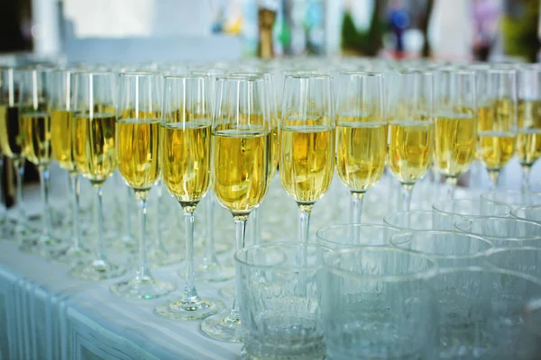 Kieliszki do szampana w restauracji — Zdjęcie stockowe
