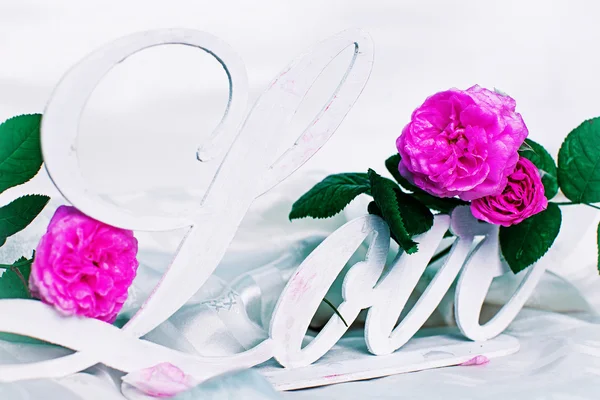 Concepto de San Valentín con letras "amor" y flores — Foto de Stock