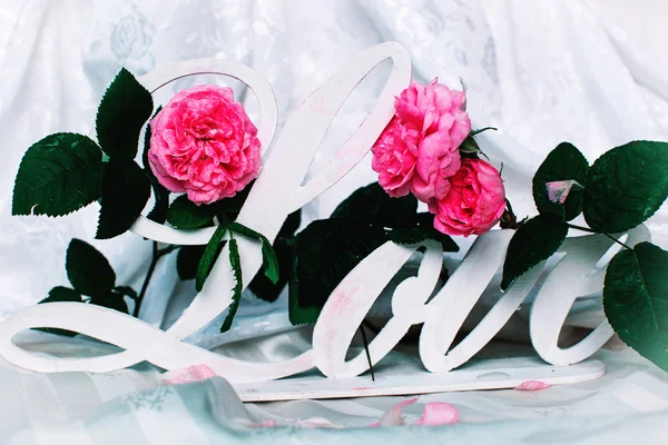Concepto de San Valentín con letras "amor" y flores — Foto de Stock