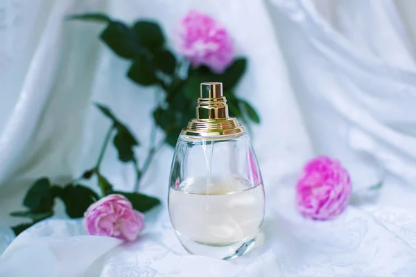Perfumy i świeże kwiaty — Zdjęcie stockowe