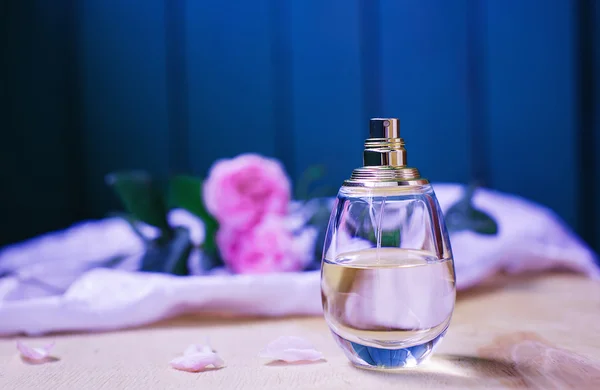 Perfume femenino con flores tiernas —  Fotos de Stock