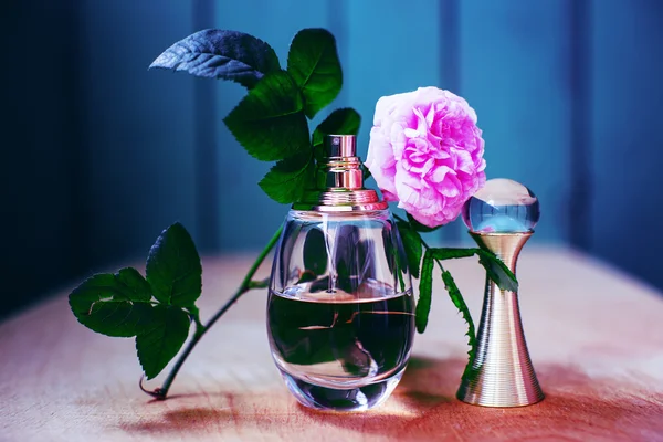 Perfume femenino con flores tiernas — Foto de Stock