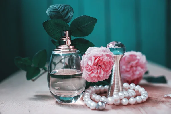 Perfume femenino con flores tiernas — Foto de Stock