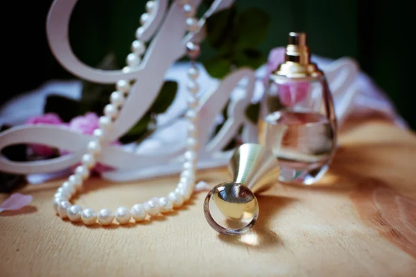 Hochzeitszubehör. Parfüm und Blumen — Stockfoto