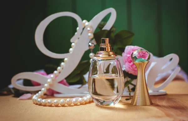 Perfume femenino con flores tiernas —  Fotos de Stock