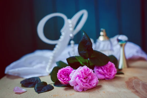 Wedding accessories. Perfume and accessories — Stock Photo, Image