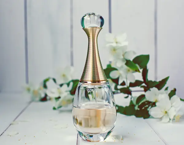 Stylowe butelki perfum z kwiatami — Zdjęcie stockowe