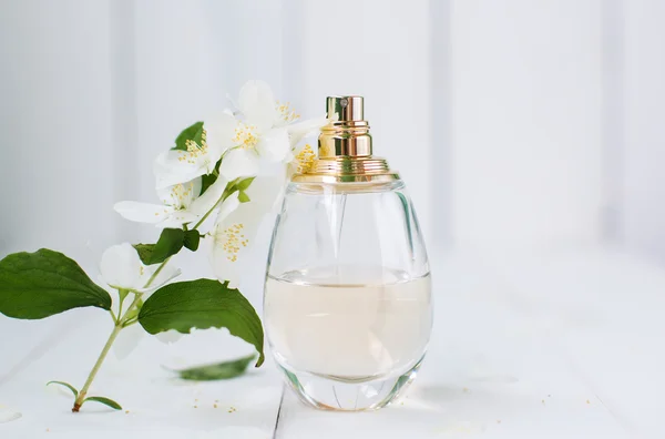 Parfémy a jasmín květy — Stock fotografie