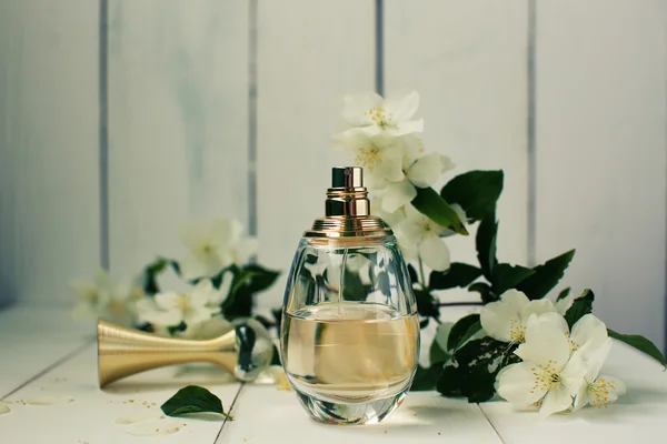 Kvinnliga parfym med anbud blommor — Stockfoto