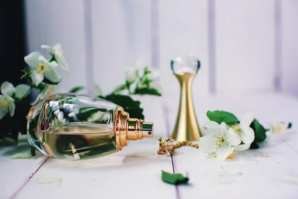 Parfum en witte bloemen — Stockfoto