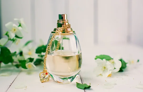 Perfume e flores brancas — Fotografia de Stock