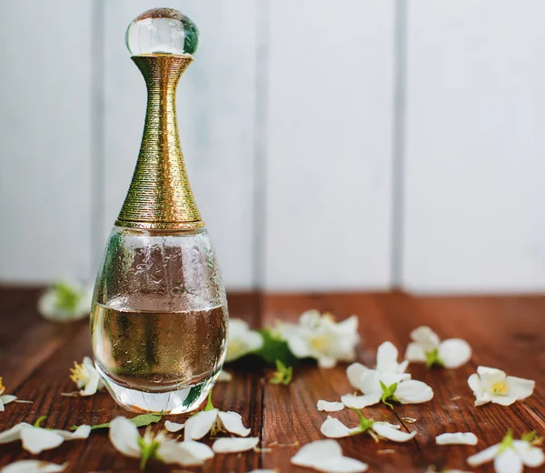 Perfume y flores blancas — Foto de Stock