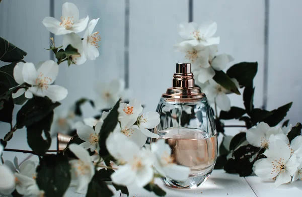 Perfume e flores — Fotografia de Stock