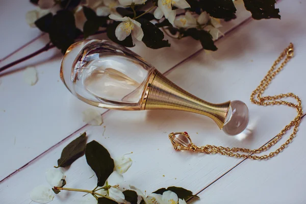 Kobiece perfumy i kwiaty — Zdjęcie stockowe