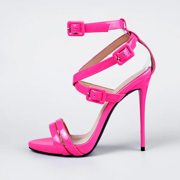 Paire de chaussures à talons rose pour femme — Photo