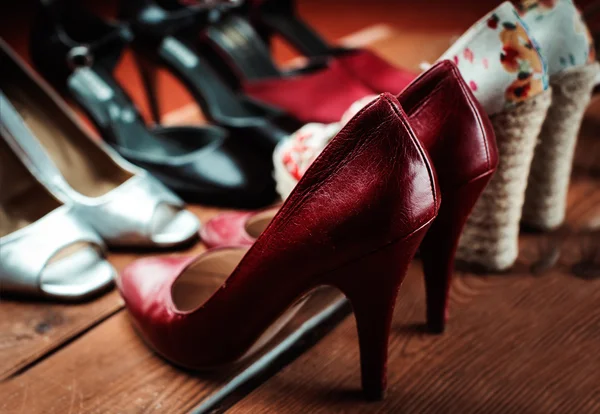 Viele weibliche Schuhe — Stockfoto