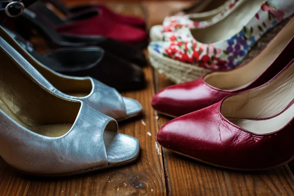 Много женской обуви — стоковое фото