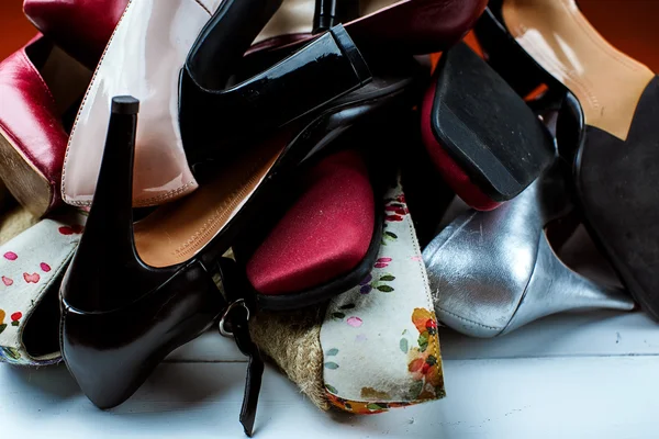 Muitos sapatos femininos — Fotografia de Stock