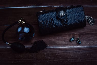Bayan aksesuarlar. Çanta, parfüm ve küpe