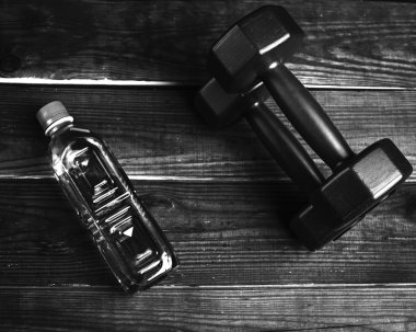Spor yaşam tarzı. Bir şişe su ve halter