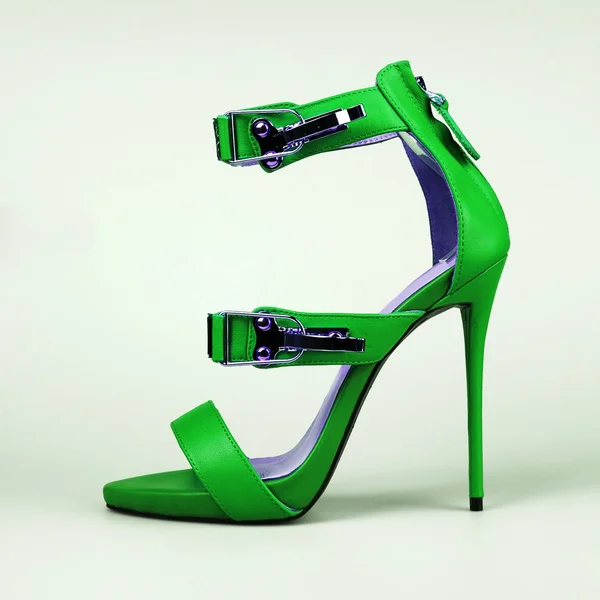 Scarpa verde sopra bianco — Foto Stock