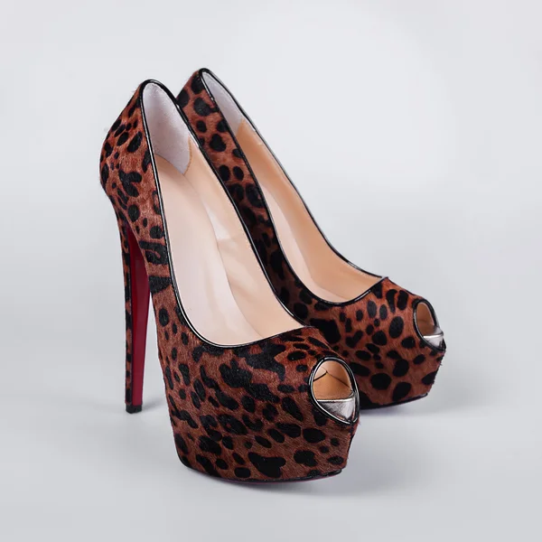 Sapatos de leopardo feminino — Fotografia de Stock