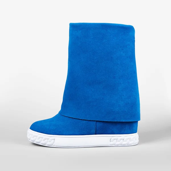 Weibliche blaue Stiefel über weiß — Stockfoto
