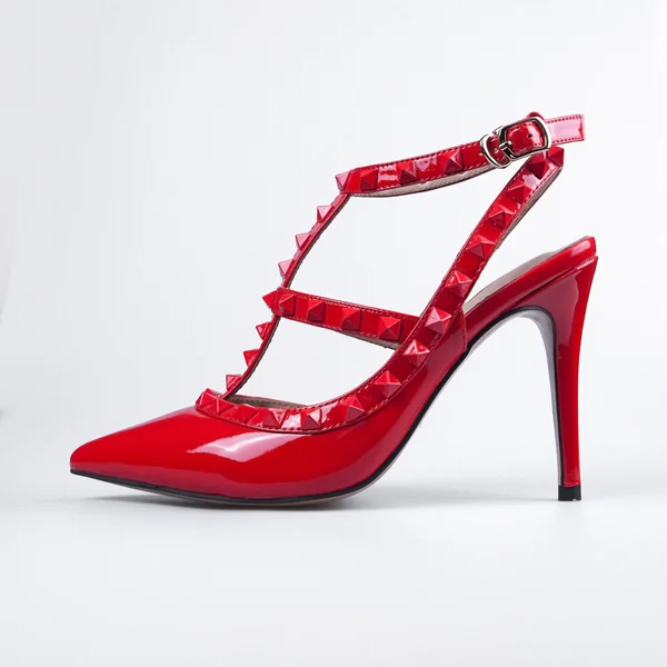 Chaussures rouges féminines sur blanc — Photo