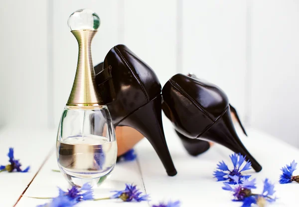 Female perfume and shoes — Stock Photo, Image