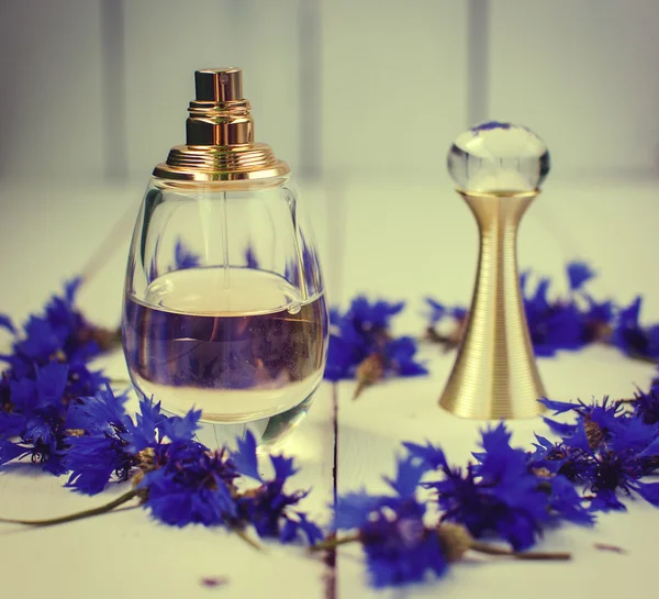 Profumo femminile con fiori blu — Foto Stock