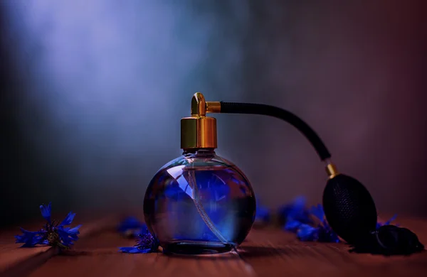 Stilvolles weibliches Parfüm — Stockfoto