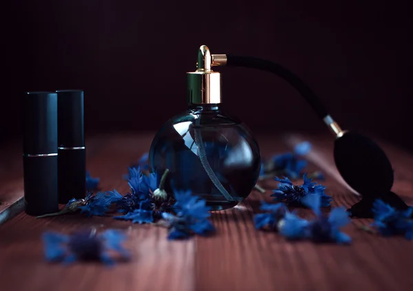 Perfume feminino elegante e batom — Fotografia de Stock