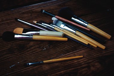 çeşitli makyaj fırçaları