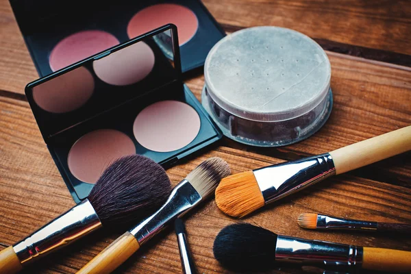 Kosmetické sady pro make-up na stůl — Stock fotografie