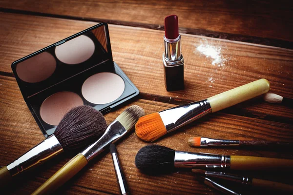 Cosmetica en toebehoren voor make-up op houten achtergrond — Stockfoto