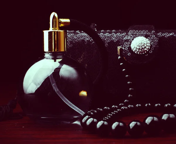 Embreagem preta e perfume — Fotografia de Stock