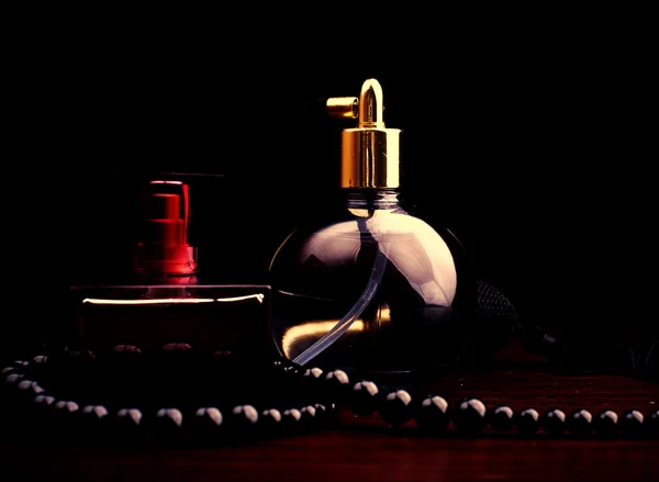 Perfume con perlas blancas — Foto de Stock