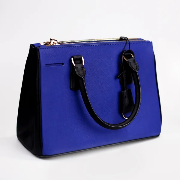 Bolso femenino azul sobre fondo blanco — Foto de Stock