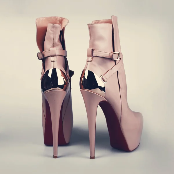 Pair of pink women's heel shoes — Stock Photo, Image