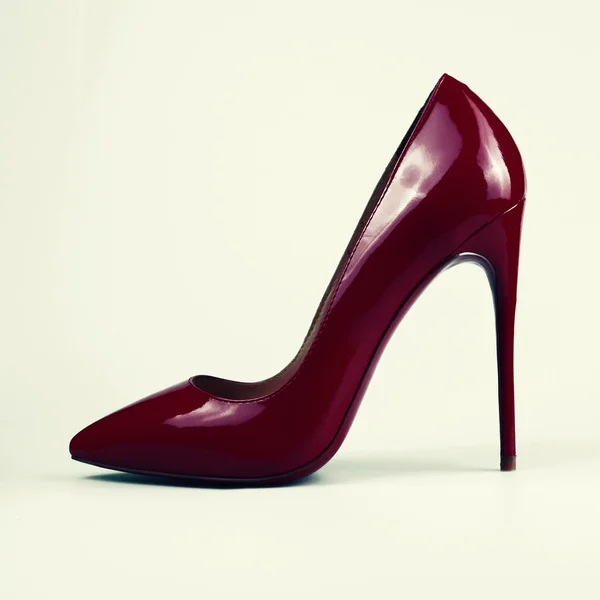 Beyaz arka plan kırmızı kadın ayakkabı — Stok fotoğraf
