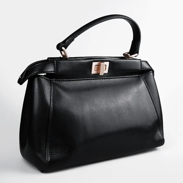 Schwarze glänzende Damentasche isoliert auf weißem Hintergrund. — Stockfoto