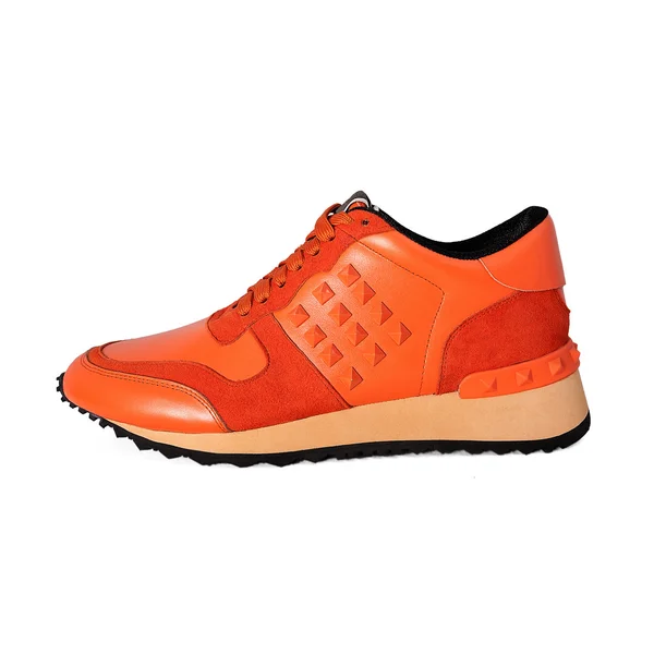 Stijlvolle oranje sneakers op een witte achtergrond — Stockfoto