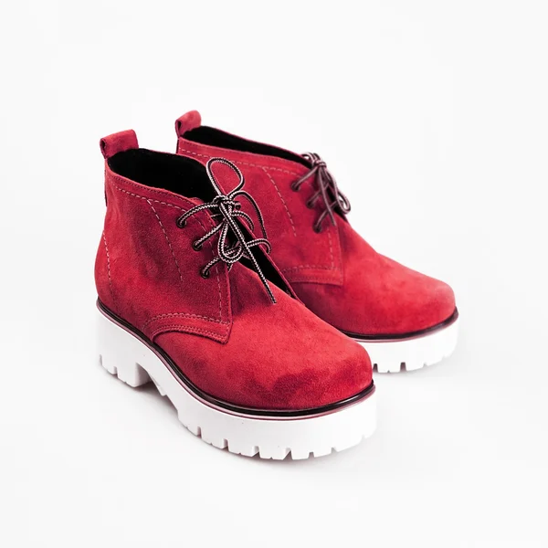 Červené boty na bílém pozadí — Stock fotografie